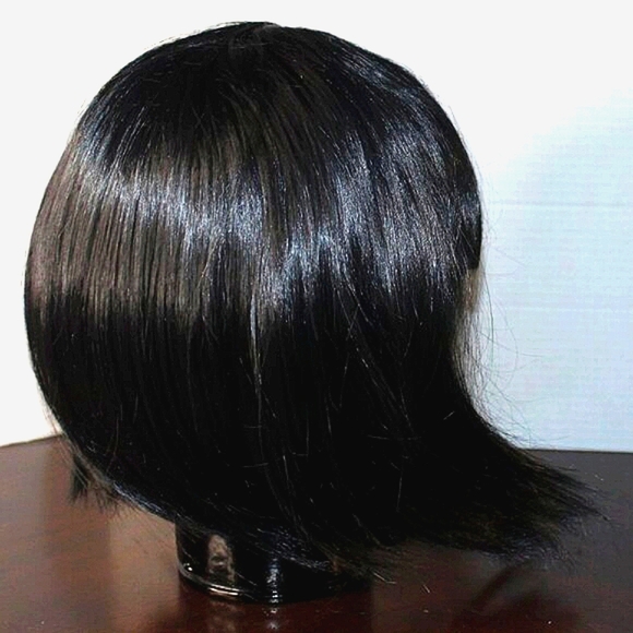NWOT Black Shoulder-Length Wig with Bangs - Adjustable Cap - Picture 4 of 8